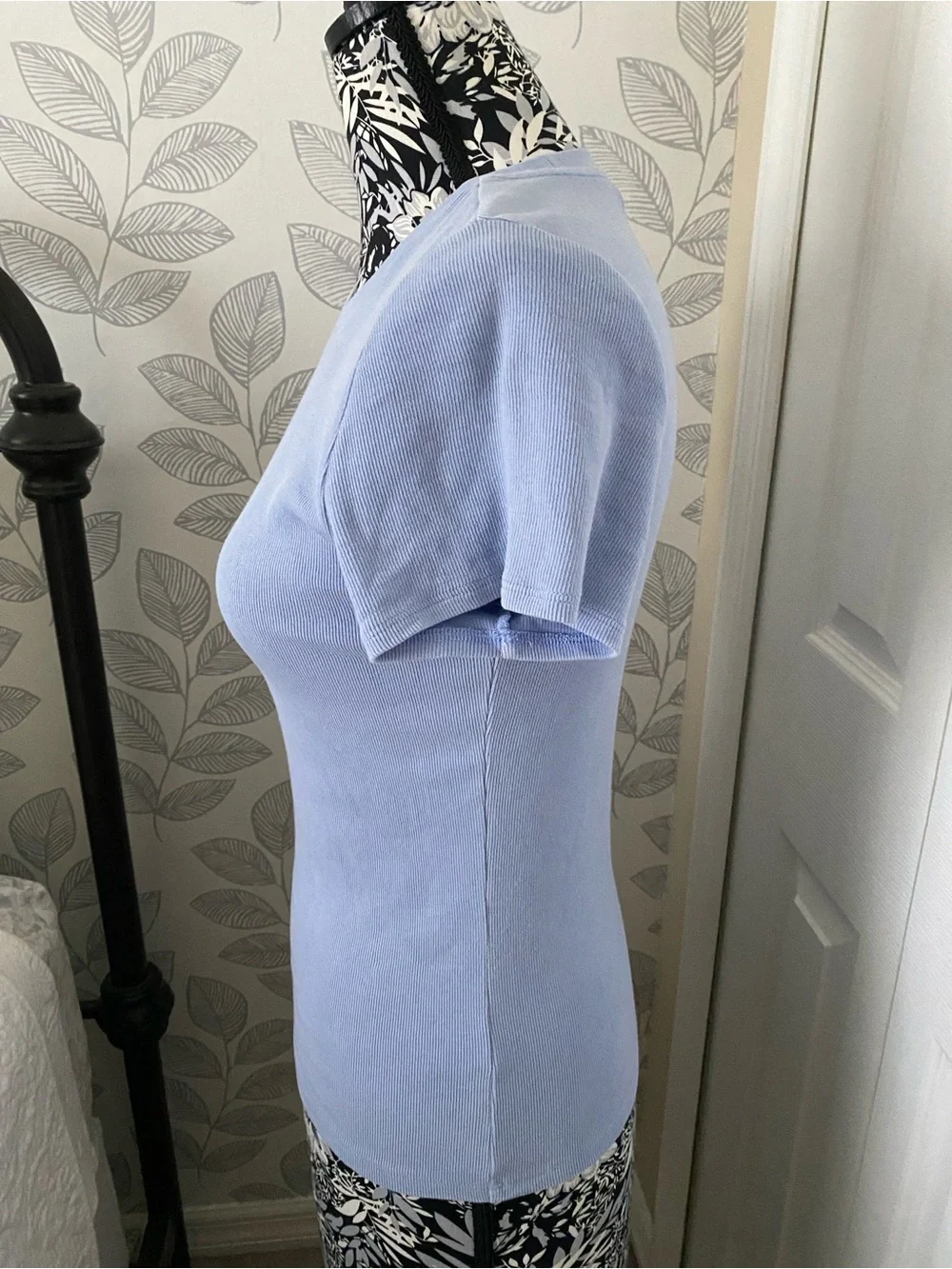 Aritzia HomeStretch™ Rib Tune
Stretchy ribbed cotton t-shirt Light Blue - Picture 3 of 9
